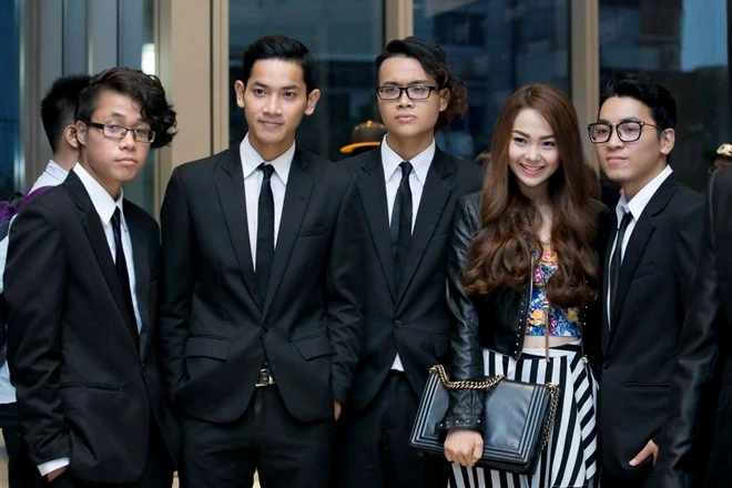 Minh Hằng được em trai lái xe đưa đón ngày mưa ảnh 12