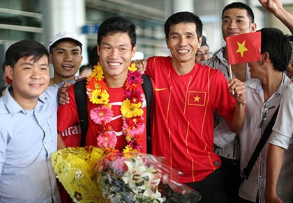 Cầu thủ U19 Việt Nam bị móc điện thoại khi vừa về nước ảnh 1