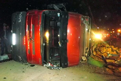 Lật xe chở sữa, 2 người chết tại chỗ ảnh 1 Lật xe chở sữa, 2 người chết tại chỗ ảnh 1