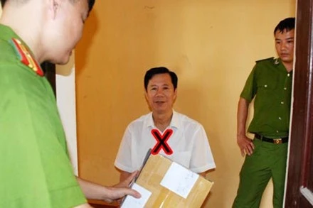 Mang gần 19 nghìn USD giả vào ngân hàng tiêu thụ ảnh 1