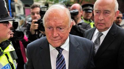 Cựu bình luận viên thể thao BBC tiếp tục hầu tòa ảnh 1