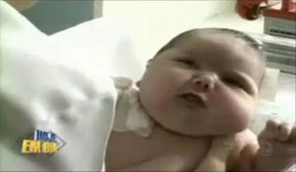 Những em bé sơ sinh nặng nhất thế giới ảnh 2