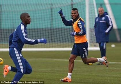 Bay đêm cùng Arsenal, Ashley Cole bị Mourinho trừng phạt ảnh 1