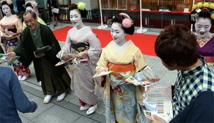 Ngắm các nữ sinh geisha Nhật xuống phố ảnh 1