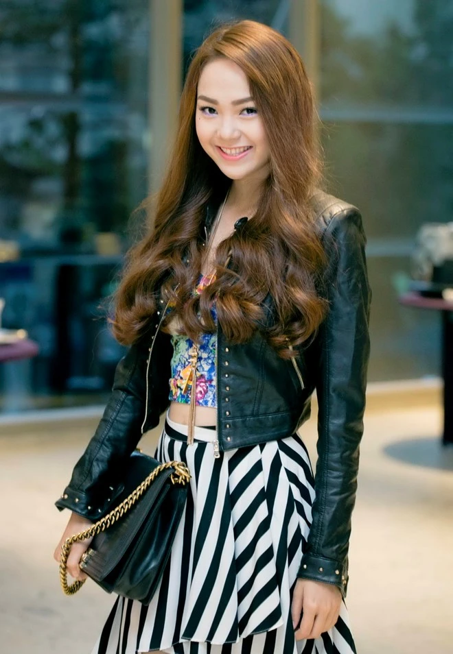 Minh Hằng được em trai lái xe đưa đón ngày mưa ảnh 1