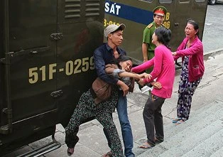 Pháp đình cũng bất an ảnh 1