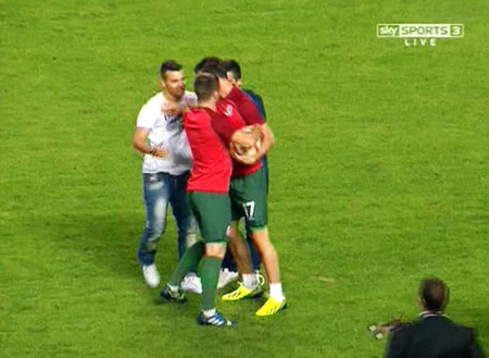 Gareth Bale bị fan cuồng “tấn công” ngay trên sân ảnh 3