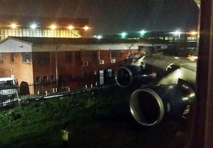 Máy bay Anh xé toạc tòa nhà ở Nam Phi ảnh 1