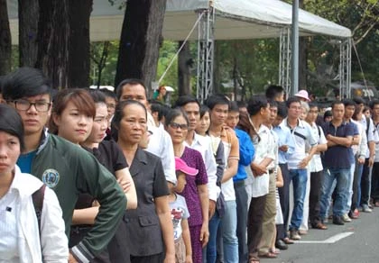 Dòng người đổ về Dinh Độc Lập tiễn đưa Đại tướng ảnh 4 Dòng người đổ về Dinh Độc Lập tiễn đưa Đại tướng ảnh 4