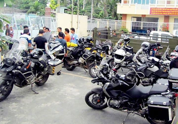 Tạm giữ nhiều mô tô “khủng” mang biển số Thái Lan ảnh 1