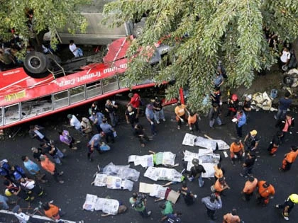 Xe buýt “từ trên trời rơi xuống” đè nát xe tải ảnh 1