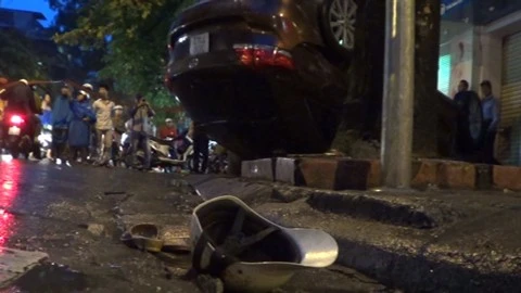 Cận cảnh xe điên đâm nạn nhân bay lên nóc làm chết người ảnh 1