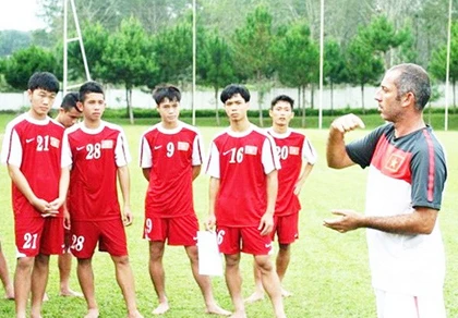 HLV U19 Việt Nam gắn bó lâu dài với Học viện HAGL ảnh 1