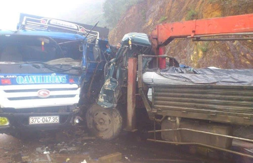 5 người kẹt trong hai xe tải đâm nhau ảnh 1