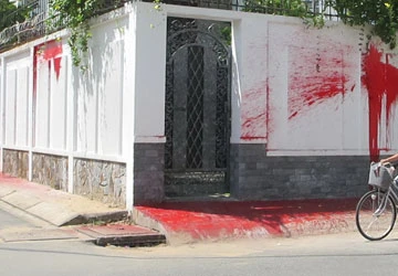 Nhà phó chánh án quận 2 bị tạt sơn ảnh 1