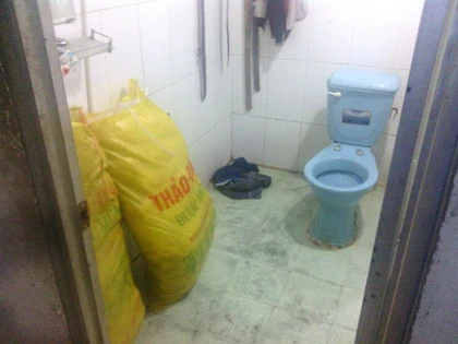 Dùng máy trộn bê tông sản xuất chà bông 'bẩn' ảnh 2