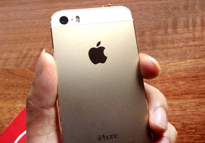 iPhone 5S xách tay màu vàng sụt giá mạnh ảnh 1