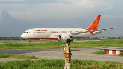 Máy bay Boeing Dreamliner lại có sự cố nứt kính chắn gió ảnh 1