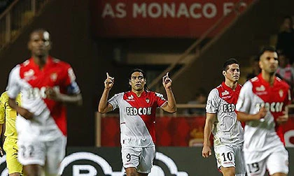 Falcao giúp Monaco đuổi kịp PSG ảnh 1