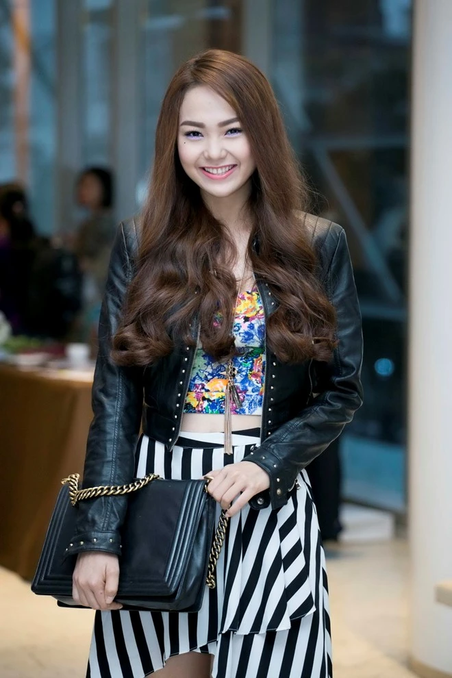 Minh Hằng được em trai lái xe đưa đón ngày mưa ảnh 3