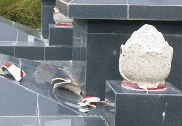 65 ngôi mộ bị đập phá trong đêm ảnh 1 65 ngôi mộ bị đập phá trong đêm ảnh 1