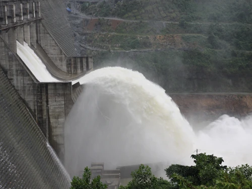 15 thủy điện ở miền Trung - Tây nguyên đồng loạt xả lũ ảnh 1