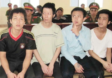 Phía sau bốn bị cáo câm điếc ảnh 1