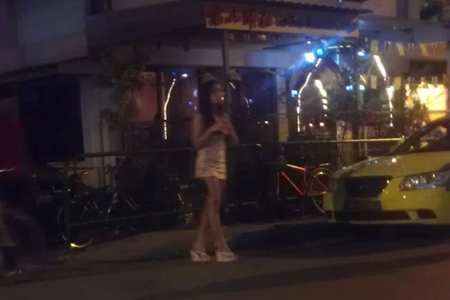 Suýt thành gái bán dâm ở "phố đèn đỏ" xứ người ảnh 1