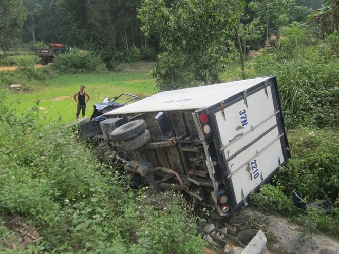 Xe tải tông gãy đôi xe máy, 2 tài xế nguy kịch ảnh 2