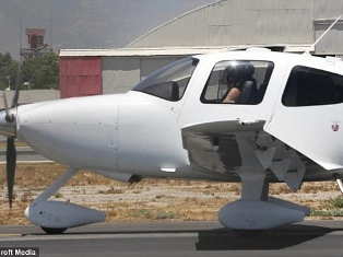 Angelina Jolie bị cấm lái máy bay cá nhân ảnh 1