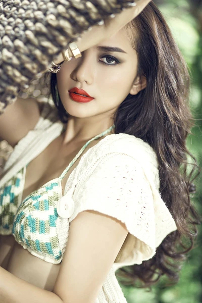 Phan Như Thảo choàng áo len khi mặc bikini ảnh 2