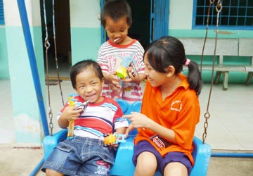 Bé ba tuổi bị bạo hành được đưa vào trung tâm bảo trợ ảnh 1