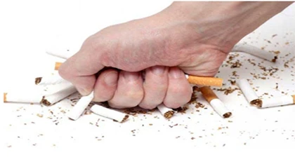 Khăng khăng đòi ly dị khi thấy thuốc lá trong túi vợ ảnh 1