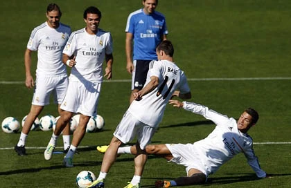 Cristiano Ronaldo suýt khiến Gareth Bale dính chấn thương ảnh 5