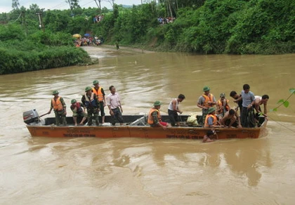 Chưa tìm thấy 5 nạn nhân mất tích trong vụ trôi xe ảnh 1