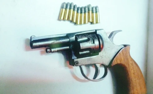 Tịch thu khẩu súng trong tay kẻ có nhiều tiền án ảnh 2