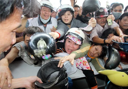 Văn hóa xếp hàng - câu chuyện nhức nhối của người Việt ảnh 1