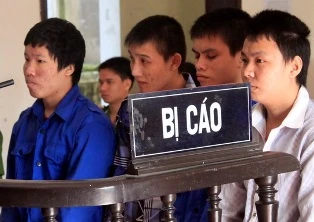 Ba anh em họ cùng hiếp dâm thiếu nữ 15 tuổi lãnh án nặng ảnh 1