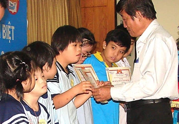 150 trẻ khuyết tật nhận học bổng tiếp sức đến trường ảnh 1