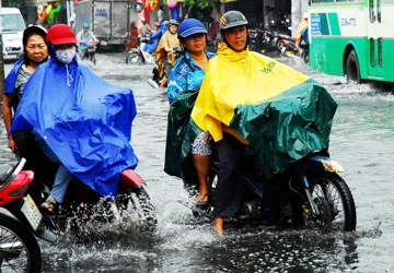 Nhiều tuyến đường mênh mông nước vào cuối tuần ảnh 1
