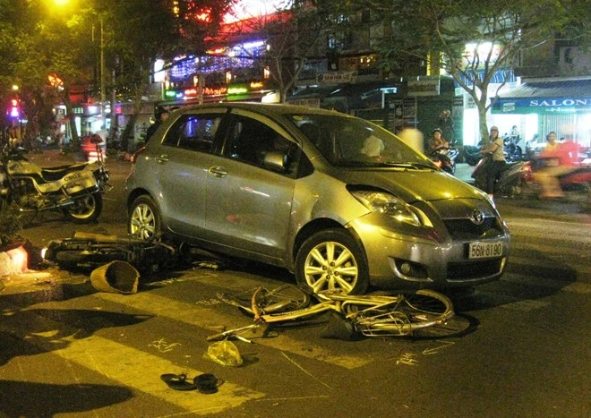 Hàng chục người dân hợp sức khiêng ô tô giải cứu thiếu nữ ảnh 1