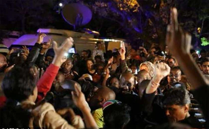 Dân Nam Phi nhảy múa thay vì khóc thương Mandela ảnh 4