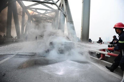 Ô tô 4 chỗ bốc cháy ngùn ngụt trên cầu Chương Dương ảnh 8