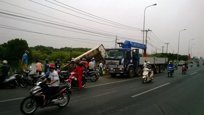 Xe tải đông lạnh "bay" xuống biển Vũng Tàu ảnh 1