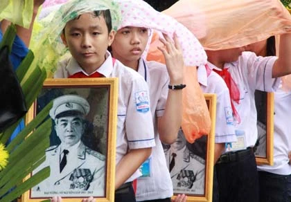 Đội mưa viếng Đại tướng ảnh 3