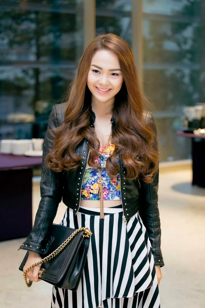 Minh Hằng được em trai lái xe đưa đón ngày mưa ảnh 6