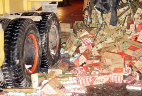 Hàng chục người bảo vệ hiện trường xe chở sữa bị lật ảnh 3