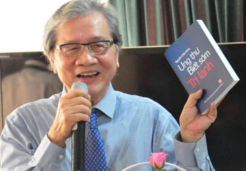 Giáo sư Nguyễn Chấn Hùng ra mắt sách mới ảnh 1