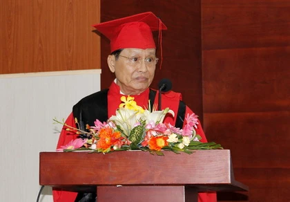 Nhận bằng thạc sĩ ở tuổi 71 ảnh 1