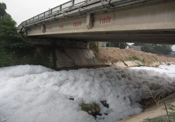 Kênh Ba Bò lại nổi bọt trắng ảnh 1